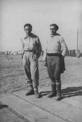 Portrait en pieds de deux Basques dans le camp de concentration d'Argelès-sur-Mer