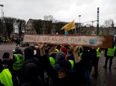 Climate march finale in Lille, human chain at Place de la République