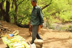 local sellers of groundnut, cucumber, and raw mango at Sanjay Gandhi National Park