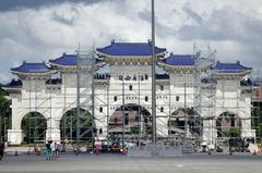 Gate of Great Centrality and Perfect Uprightness in Taipei