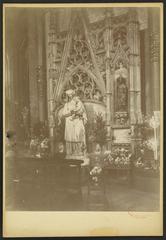 Cathédrale Saint-André de Bordeaux altar with statue of the Virgin and Child