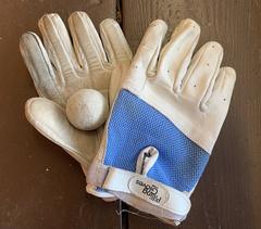 Fives gloves with a ball