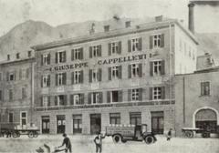 Piazza Fiera in 1927 with the historic Cappelletti herbalist shop in the foreground