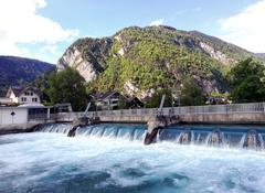 Wehranlage der Industriebetriebe Interlaken IBI with Dotierkraftwerk Gurben and pedestrian bridge in Unterseen