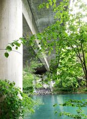 Grosse Kanalbrücke (Zubringer A8) bei Interlaken/Unterseen Richtung Neuhaus über die Aare