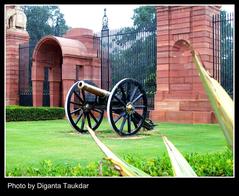 Rashtrapati Bhavan entrance in New Delhi with canon displayed