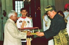 HE Dato Paduka Haji Awang Abdul Mokti Bin Haji Mohd Daud presenting credentials to Shri K R Narayanan