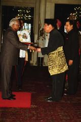 HE Haji Abdul Ghafar Bin Haji Ismail presenting credentials to President K R Narayanan at Rashtrapati Bhavan