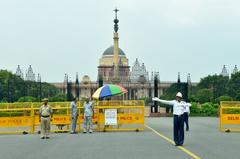 Traffic warden directs John Kerry's motorcade in New Delhi