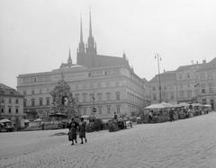 Piactér Zelným trh with Parnasszus-kút fountain and Szent Péter és Pál cathedral in the background, 1958 Brno