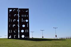 Marie Orensanz's Pensar es un hecho revolucionario sculpture at Parque de la Memoria