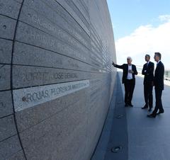 President Mauricio Macri and President Barack Obama at Remembrance Park