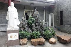 Rock garden and Su Shi statue at the Temple of the Six Banyan Trees