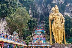 Batu Caves entrance and Lord Murugan statue