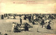 Beach scene with a sunbed at Le Barcarès