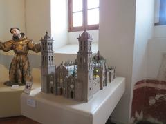 Maqueta de la Catedral de Puebla y escultura de madera estofada en el Museo Nacional del Virreinato