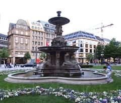 Schalenbrunnen von Leo Müsch in Düsseldorf with buildings in the background