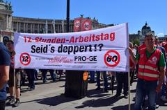 Demonstration Nein zum 12-Stunden-Tag with large crowd and banners