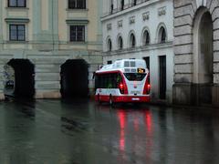 Elektrobus der Wiener Linien im Burghof