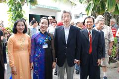 Former Japanese Prime Minister Koizumi visiting a museum