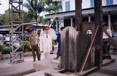 General Võ Nguyên Giáp visiting a museum