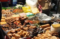 Lu-wei vendor at Raohe Street Night Market serving customers