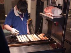 Takoyaki vendor at Raohe Street Night Market