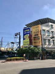 Statue of Chiang Kai-shek at the intersection near Linyuan District Office