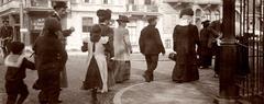 Visitors on their way to Artis Zoo in Amsterdam, 1910