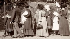 Women and girls in long coats and dresses visiting Artis Zoo in Amsterdam, 1910