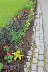 Broad Boundary with cobblestones and flowerbed