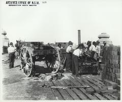 Tarring wood blocks for Pyrmont Bridge construction, Sydney, 1902