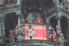 Rathaus-Glockenspiel at night