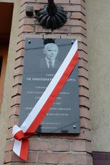 commemorative plaque for Sebastian Flizak at Matejki 11, Mszana Dolna