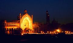 Roomi Darwaza at night