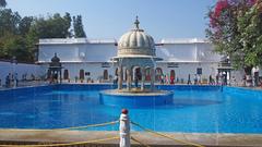 Saheliyon-ki-Bari in Udaipur with fountains and lush greenery