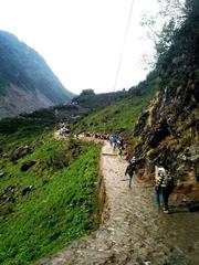 narrow pathway in Kedarnath with natural Himalayan beauty