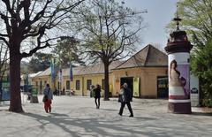 Entrance area Hietzing to Tiergarten Schönbrunn with the shop on the right