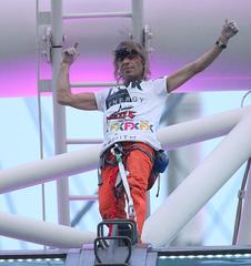 Alain Robert victory pose on Singapore Flyer