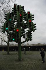 Traffic-light sculpture, Westferry Road