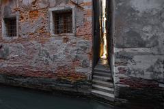 Narrow street near Cà Pesaro in Venice