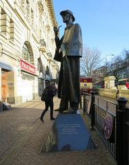 Statue of Sherlock Holmes outside Baker Street tube station