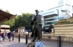 Sherlock Holmes statue