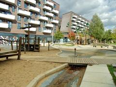 Wasserspielbereich mit Rutsche im Grasbrookpark