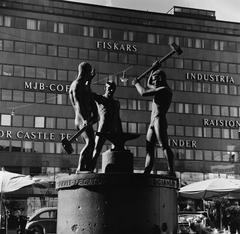 Kolmen sepän patsas by sculptor Felix Nylund, 1932. Background: Mannerheimintie 14. Negative film, black and white.