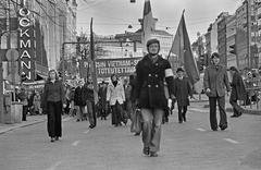 Protesters marching on Mannerheimintie at Kolmensepänaukio against the Vietnam War