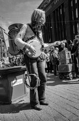 A troubadour performing at an Elävän musiikin yhdistys Elmu ry street music event in Kolmen sepän aukio