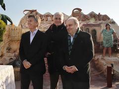 Mauricio Macri visiting new tourist bus stops in Buenos Aires with Amadeo Carrizo