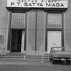 entrances of the Toko Merah building on the west side of Kali Besar