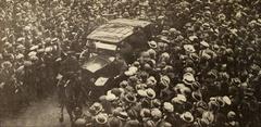 Crowd to see Charlie Chaplin at Waterloo Station in 1921